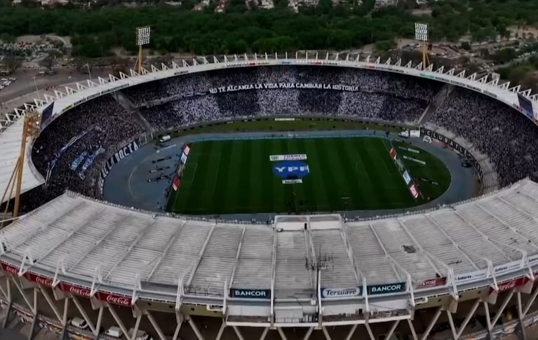 El impactante recibimiento de Talleres en el clásico ante Belgrano en el Kempes