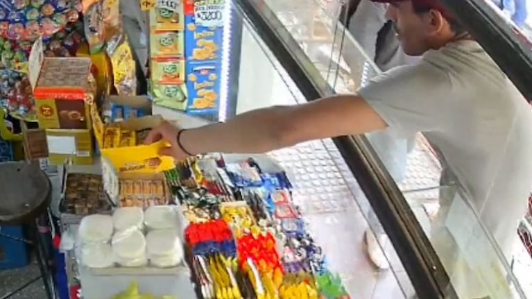 Corrió la ventanilla de un kiosco y se robó una caja de chocolates
