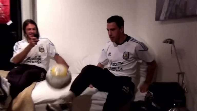Messi haciendo jueguitos en la concentración de la Selección en Sudáfrica 2010