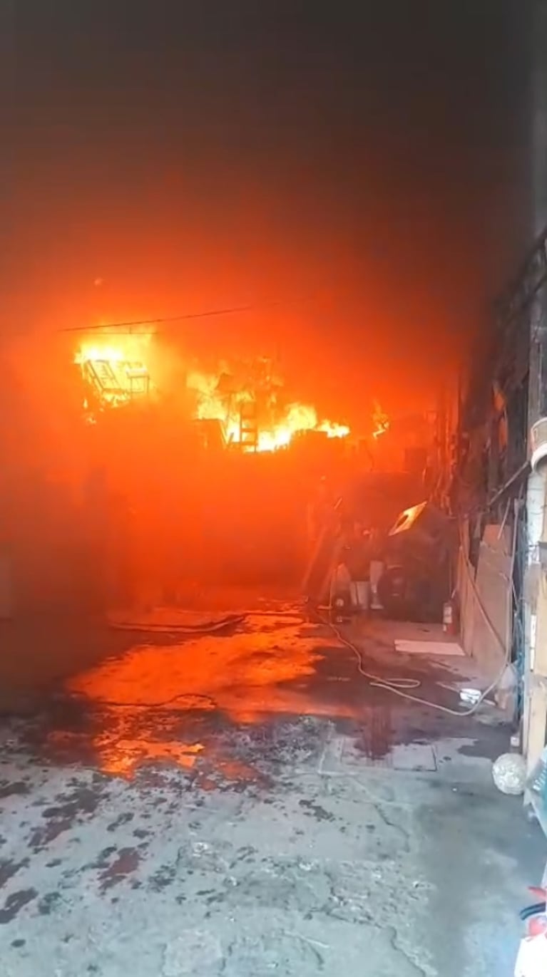 Así fue el voraz incendio en un depósito de Córdoba 
