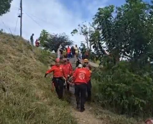 Rescataron a un hombre que cayó desde un barranco de 8 metros en Córdoba