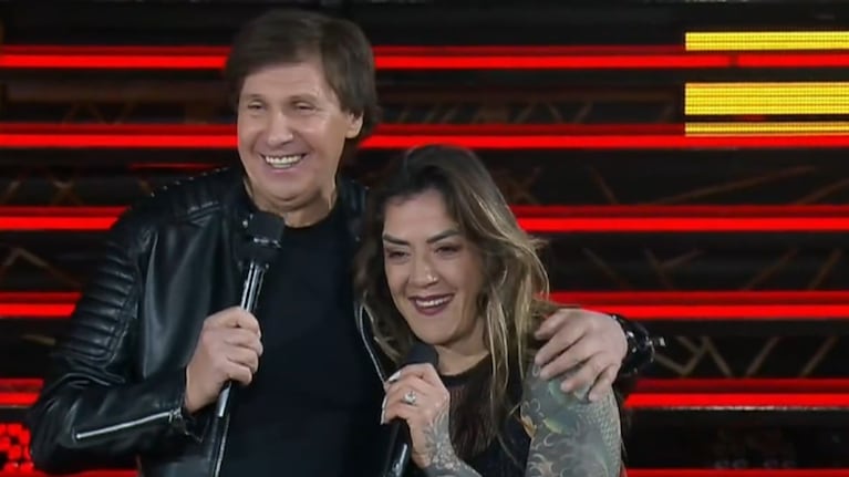 Lentes y campera de cuero: Bambino Pons la rompió cantando Rock en Es Mi Sueño