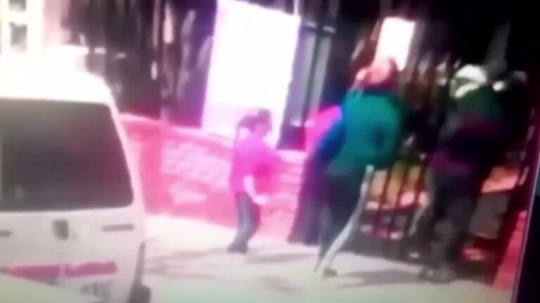 Brutal pelea de padres en la puerta de un colegio