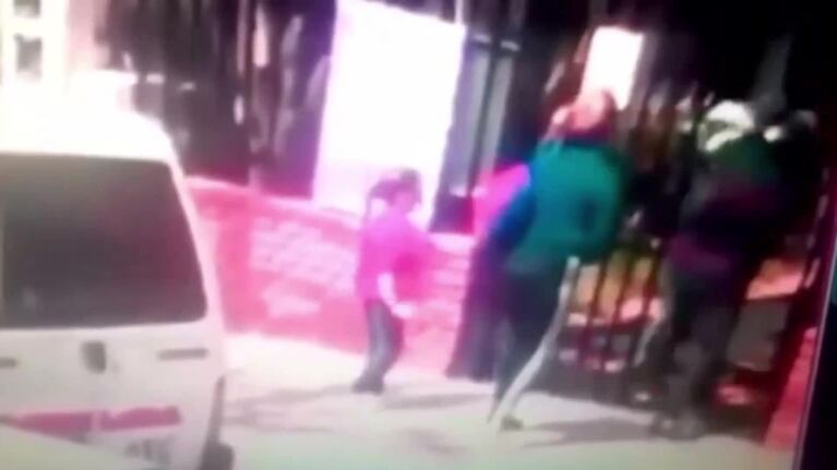 Brutal pelea de padres en la puerta de un colegio