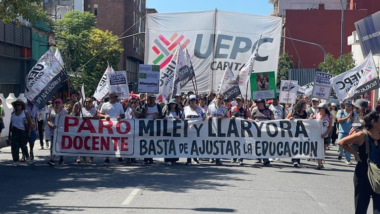 Paro docente en la vuelta al cole: movilización en el Centro y fuerte acatamiento en los colegios