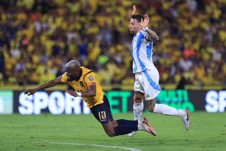 Expulsaron a Otamendi y Argentina quedó con uno menos ante Ecuador