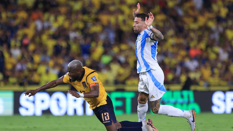 Expulsaron a Otamendi y Argentina quedó con uno menos ante Ecuador