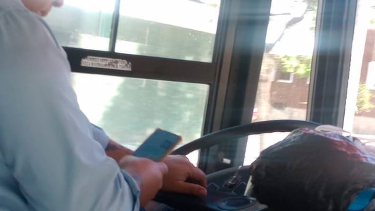 El chofer de colectivo urbano de Córdoba que manejaba con el teléfono en mano