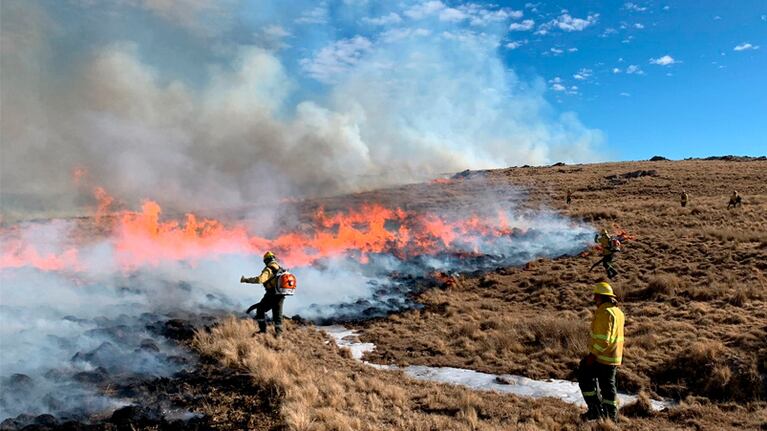 La lucha cuerpo a cuerpo de los bomberos contra el fuego en Traslasierra