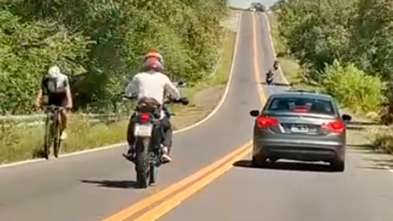 Filmó motos pasando en doble línea amarilla en una ruta serrana de Córdoba y manifestó su temor: “No piensan”