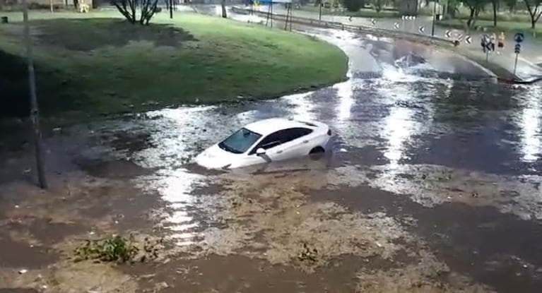 Córdoba inundada: un auto flotó en plena Costanera durante el temporal
