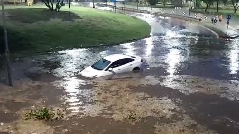 Córdoba inundada: un auto flotó en plena Costanera durante el temporal