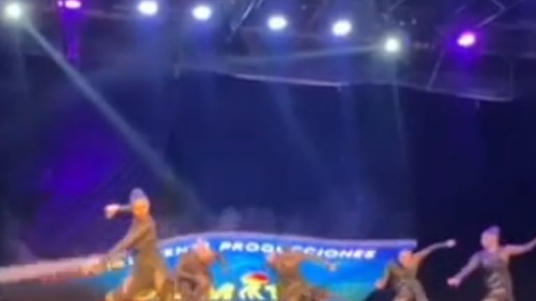 El momento de la caída del cartel sobre las bailarinas