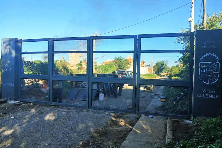 Empezó el cierre de calles de Villa Allende con portones para reforzar la seguridad