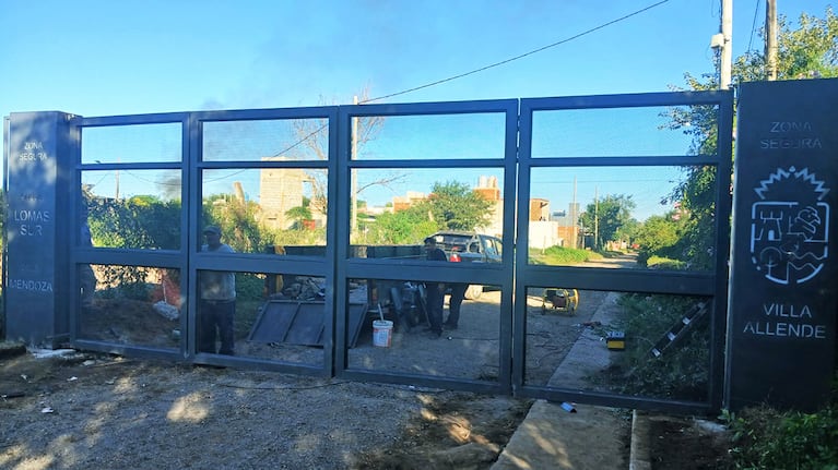 Empezó el cierre de calles de Villa Allende con portones para reforzar la seguridad