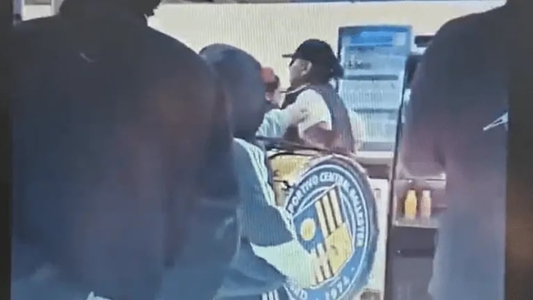 No le cambiaron una TV y volvió a reclamar con barrabravas
