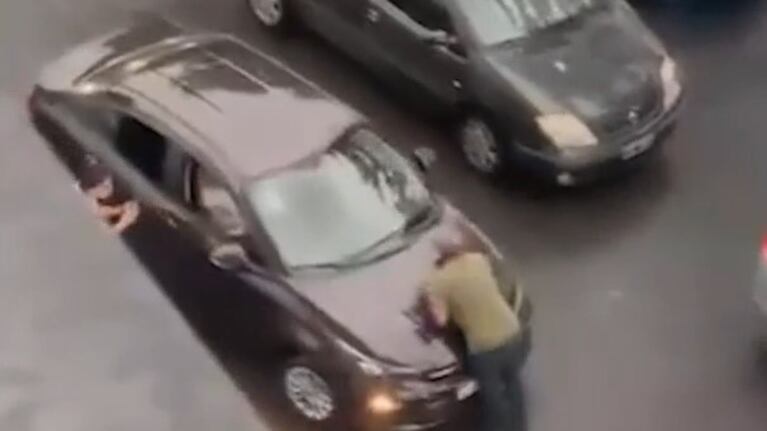 Furia en la calles de Córdoba: rompió el espejo de un auto y atropelló a un conductor