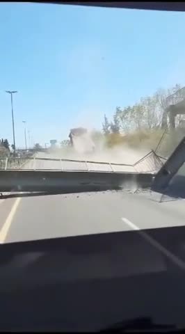 Chocó y destruyó un puente con el camión