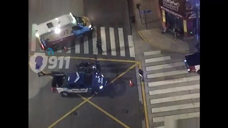 Fuerte choque entre una moto y un taxi en Córdoba