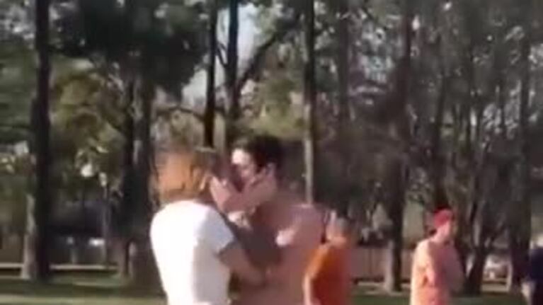 Le pidió casamiento a su novio en un partido de fútbol