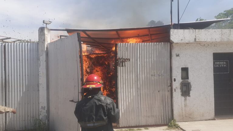 Una chatarrería y un depósito de papel se prendieron fuego en medio del intenso calor en Córdoba