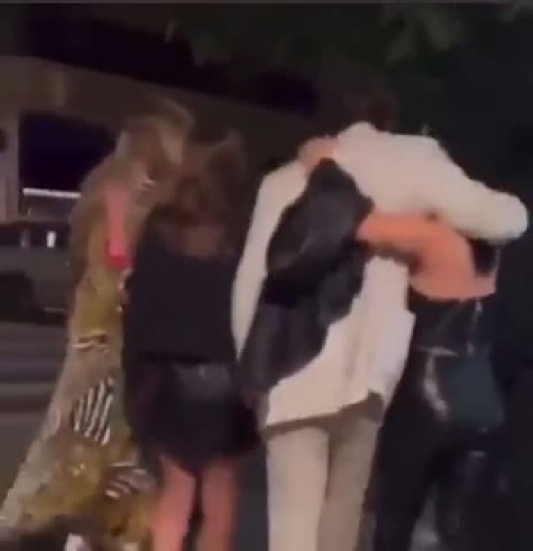Lali Espósito y Peter Lanzani abrazados en España
