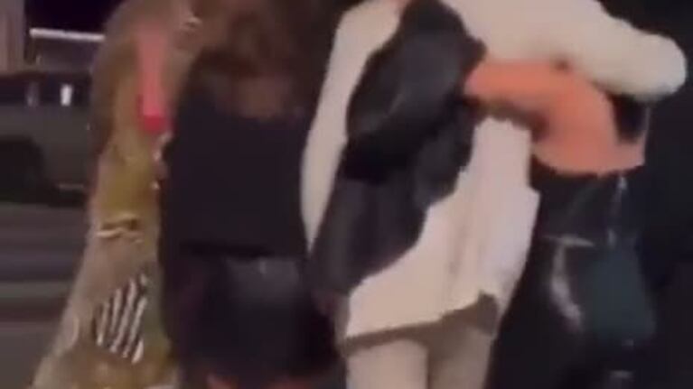 Lali Espósito y Peter Lanzani abrazados en España