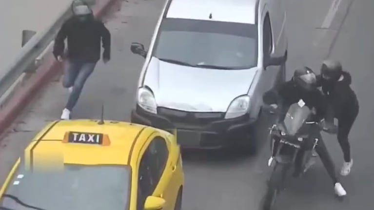 El ataque de motochoros a un taxi en la Costanera