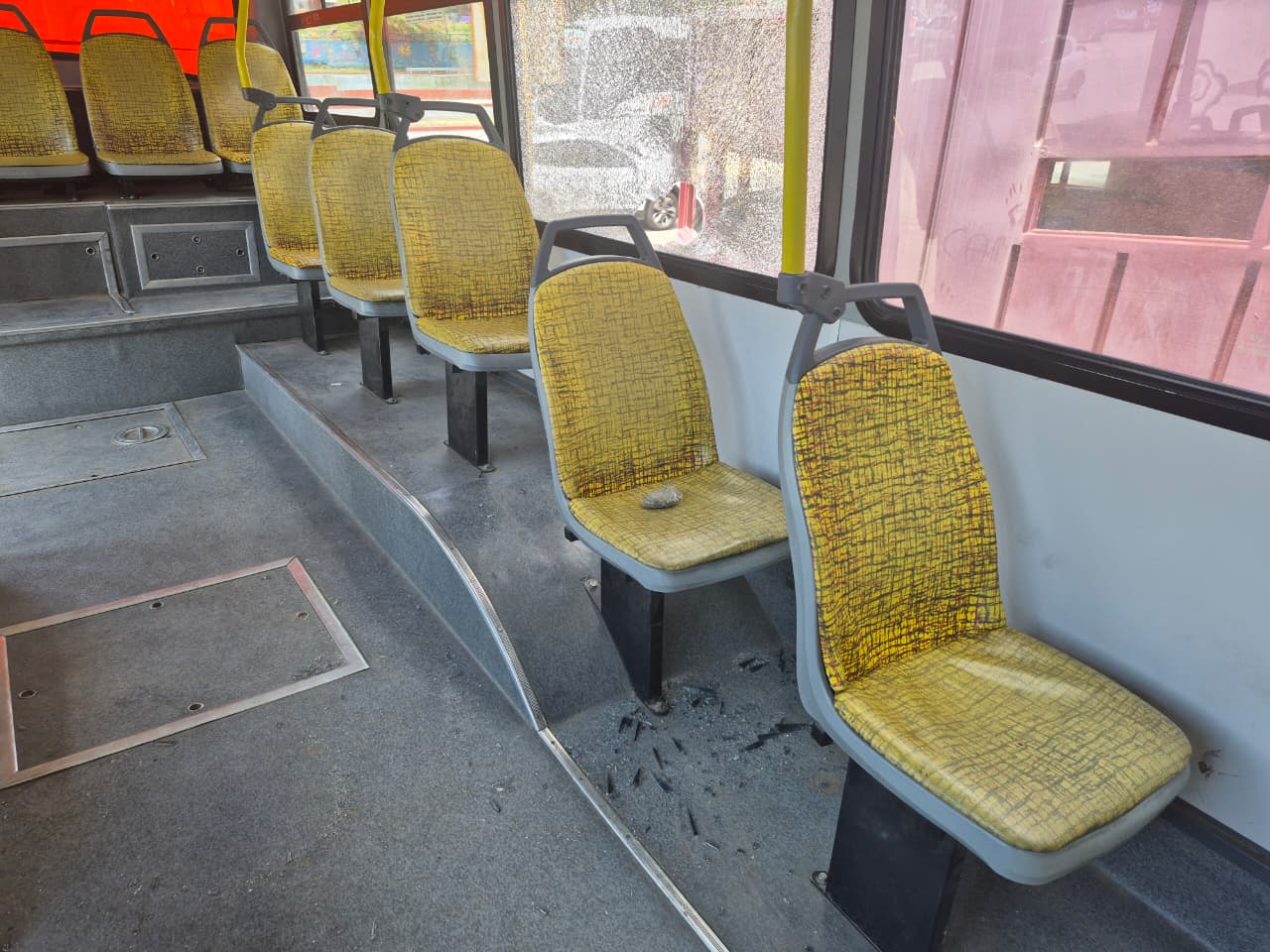 Un herido tras el ataque a piedrazos a colectivos en el túnel de Plaza España