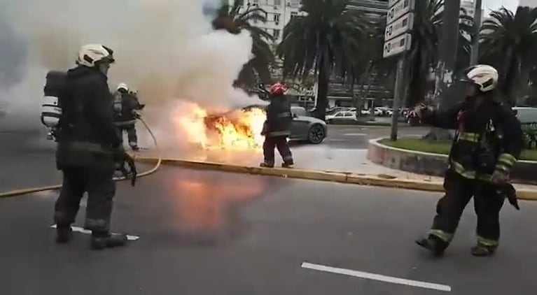 Un BMW en llamas en plena 9 de Julio