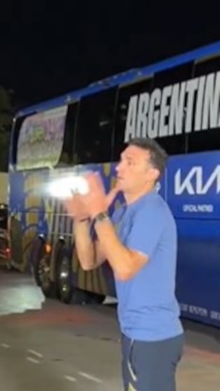 El reto viral de Scaloni en plena zona mixta