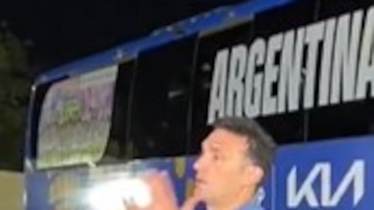 El reto viral de Scaloni en plena zona mixta