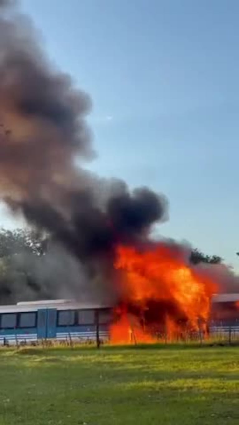 Fuego en el Tren de las Sierras: las imágenes del incendio