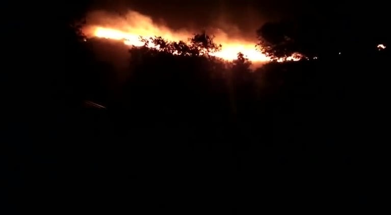 Fuego cerca de viviendas y evacuados en la localidad de Cruz de Caña