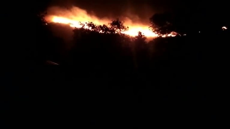 Fuego cerca de viviendas y evacuados en la localidad de Cruz de Caña