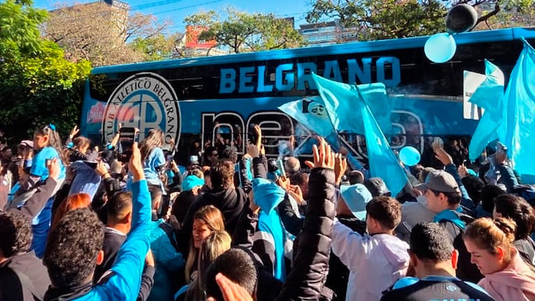 Los hinchas de Belgrano acompañaron al plantel en Buenos Aires en la salida hacia La Paternal