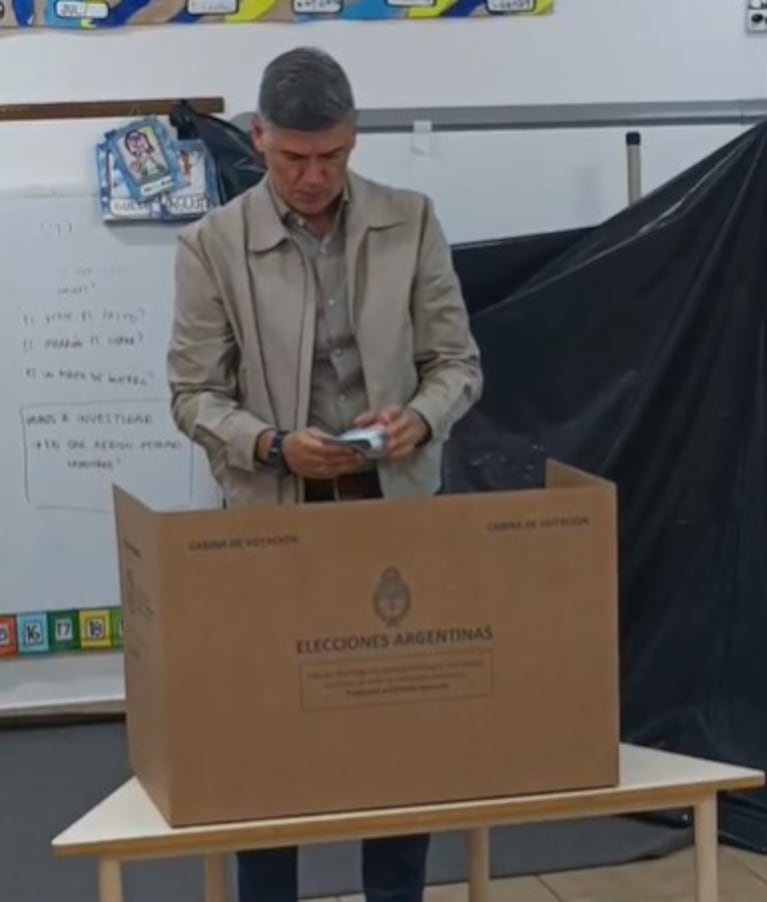 La votación del intendente Passerini con su hijo en una escuela de la zona norte de la ciudad
