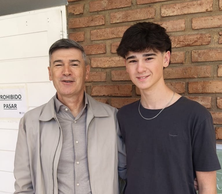 La votación del intendente Passerini con su hijo en una escuela de la zona norte de la ciudad