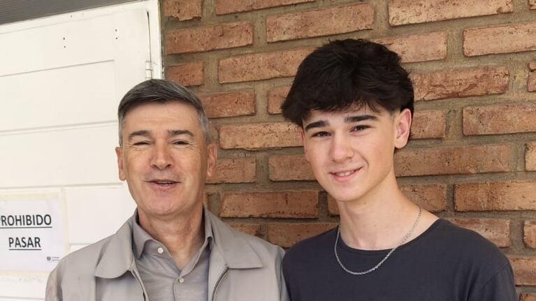 La votación del intendente Passerini con su hijo en una escuela de la zona norte de la ciudad
