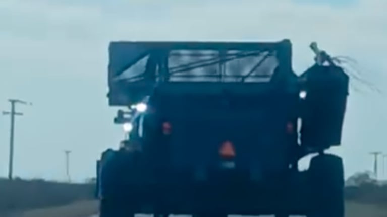 Peligro total por un maquinón ocupando la ruta