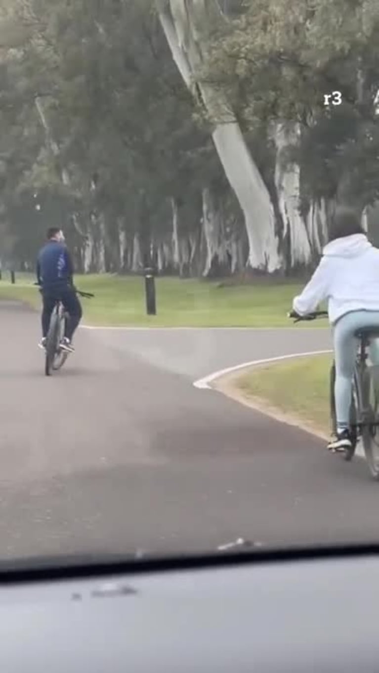 Messi, en bici con Antonela y Ciro