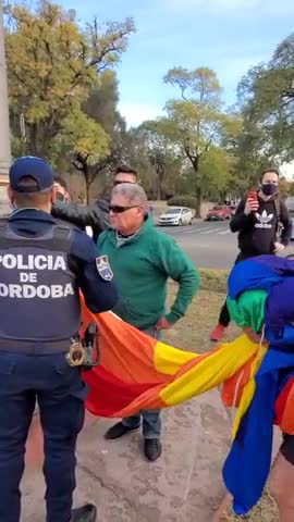 Discusión en el Parque Sarmiento por la bandera LGBT