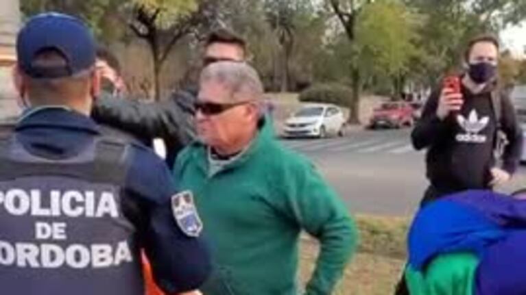 Discusión en el Parque Sarmiento por la bandera LGBT