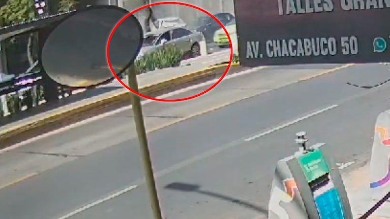 Videos del choque del Corolla que arrolló autos, motos y peatones en plena Chacabuco