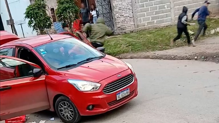 Video: el robo piraña a un conductor en pocos segundos y a la vista de los vecinos en Córdoba