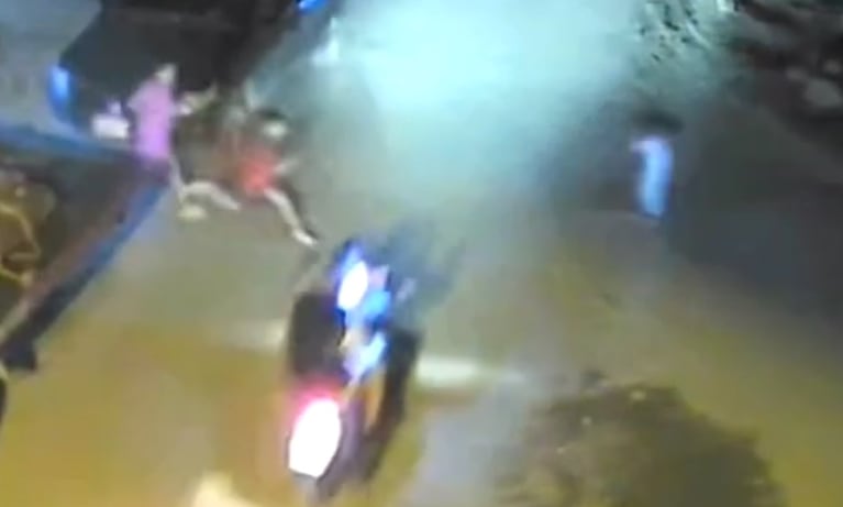 Impactante: un nene cruzó la calle corriendo y fue atropellado por una moto