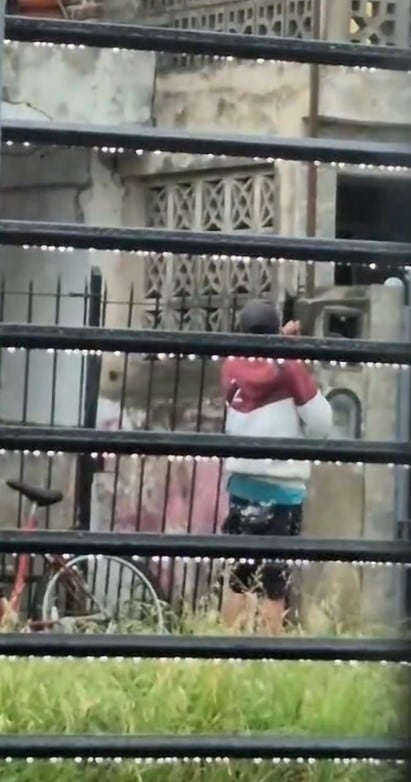 Indignante: se robó la reja de una casa en segundos y escapó en bicicleta