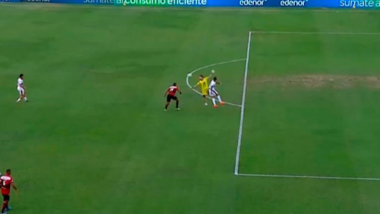 Blooper en la defensa de Instituto y el gol de Zapiola para el 1 a 0 de Platense