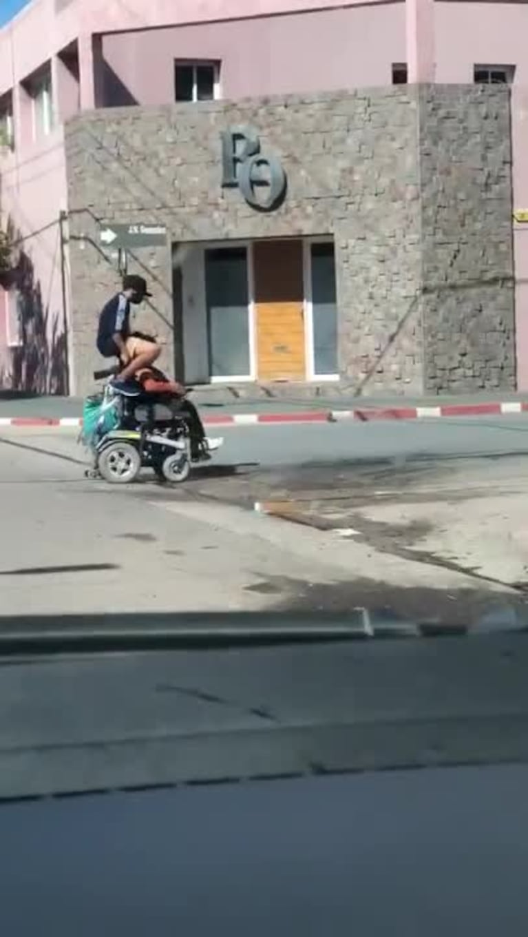 El viral de un chico y su madre en silla de ruedas