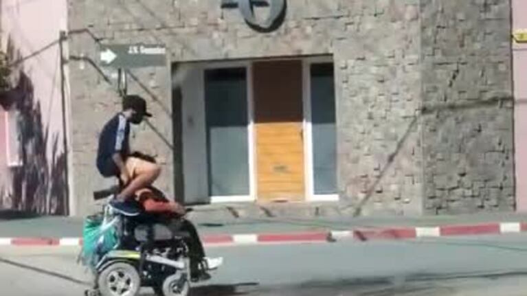 El viral de un chico y su madre en silla de ruedas